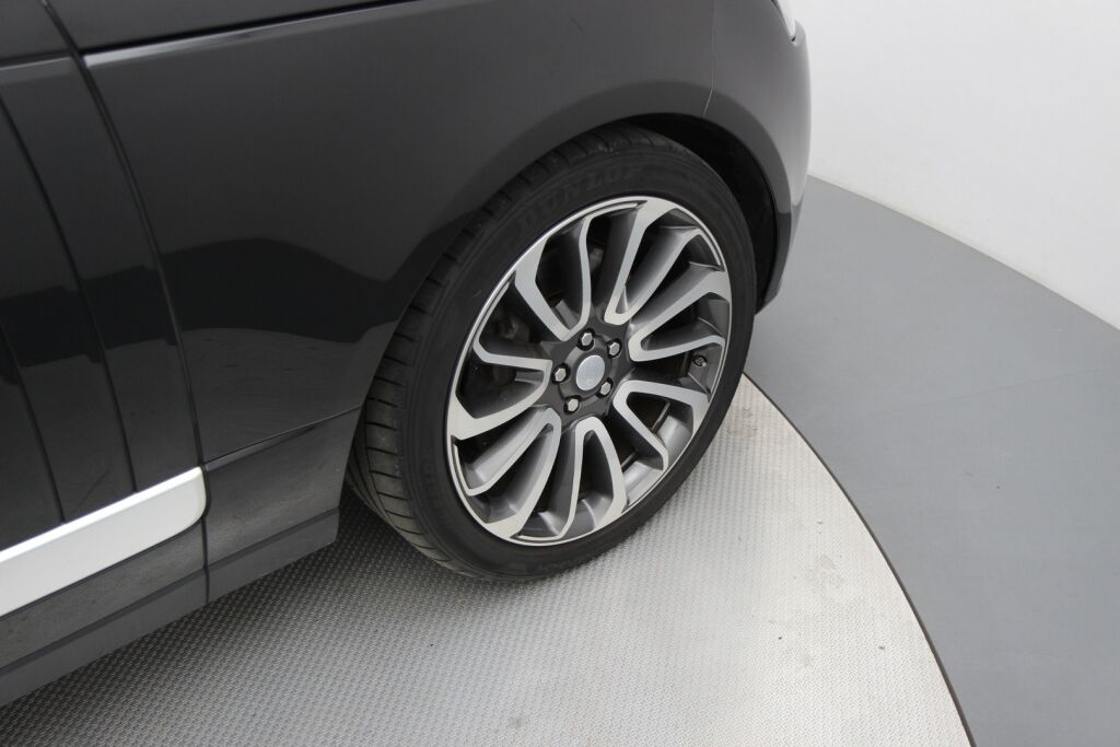 Land Rover Range Rover 2017 SDV8 Autobiography / Panorama / ACC / Istuinviilennys / Meridian® / Nahat / - Tämä ja n.100 muuta ajoneuvoa myynnissä Raisiossa – löydä oma kulkuneuvosi tänään! Ota rohkeasti yhteyttä Vaihtoplus-myyntiin: 010 569 6211!