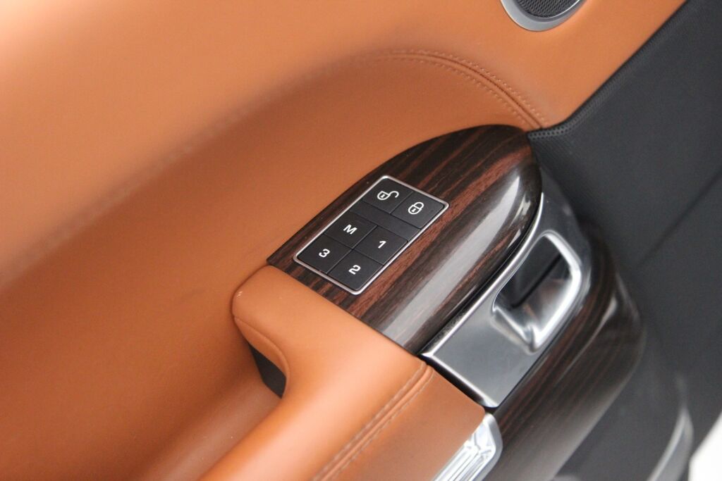 Land Rover Range Rover 2017 SDV8 Autobiography / Panorama / ACC / Istuinviilennys / Meridian® / Nahat / - Tämä ja n.100 muuta ajoneuvoa myynnissä Raisiossa – löydä oma kulkuneuvosi tänään! Ota rohkeasti yhteyttä Vaihtoplus-myyntiin: 010 569 6211!