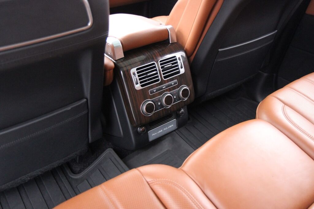 Land Rover Range Rover 2017 SDV8 Autobiography / Panorama / ACC / Istuinviilennys / Meridian® / Nahat / - Tämä ja n.100 muuta ajoneuvoa myynnissä Raisiossa – löydä oma kulkuneuvosi tänään! Ota rohkeasti yhteyttä Vaihtoplus-myyntiin: 010 569 6211!