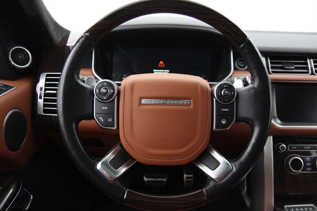 Land Rover Range Rover 2017 SDV8 Autobiography / Panorama / ACC / Istuinviilennys / Meridian® / Nahat / - Tämä ja n.100 muuta ajoneuvoa myynnissä Raisiossa – löydä oma kulkuneuvosi tänään! Ota rohkeasti yhteyttä Vaihtoplus-myyntiin: 010 569 6211!
