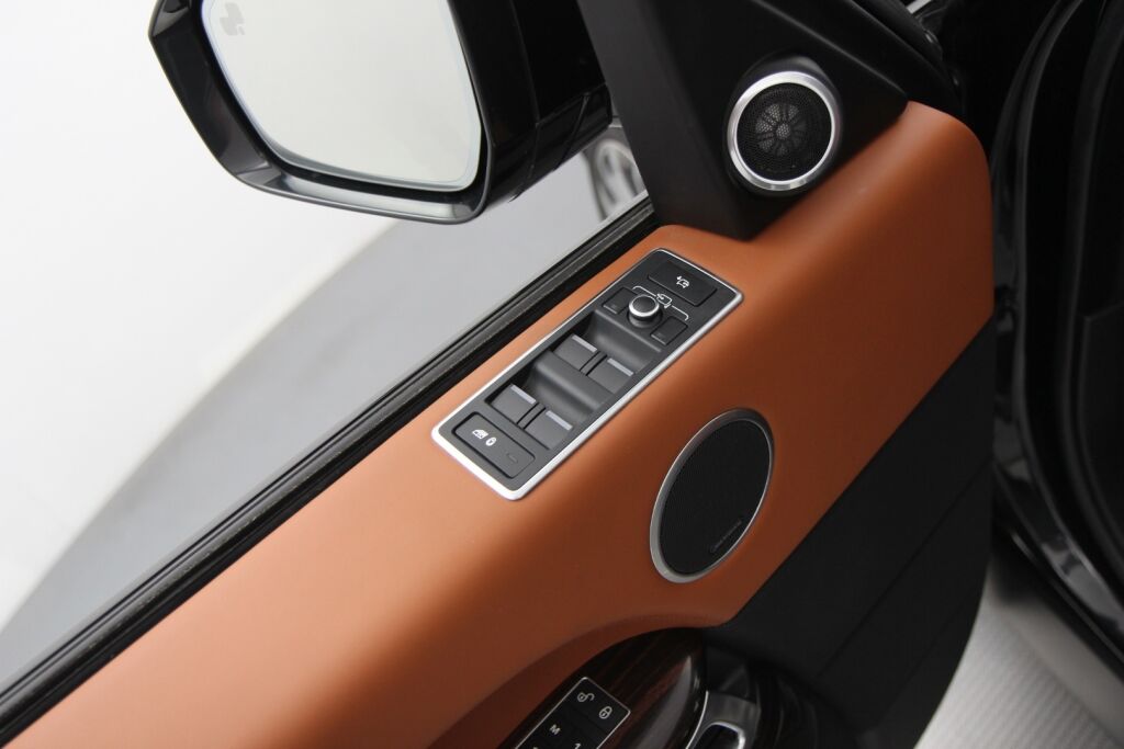 Land Rover Range Rover 2017 SDV8 Autobiography / Panorama / ACC / Istuinviilennys / Meridian® / Nahat / - Tämä ja n.100 muuta ajoneuvoa myynnissä Raisiossa – löydä oma kulkuneuvosi tänään! Ota rohkeasti yhteyttä Vaihtoplus-myyntiin: 010 569 6211!