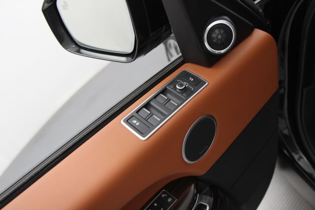 Land Rover Range Rover 2017 SDV8 Autobiography / Panorama / ACC / Istuinviilennys / Meridian® / Nahat / - Tämä ja n.100 muuta ajoneuvoa myynnissä Raisiossa – löydä oma kulkuneuvosi tänään! Ota rohkeasti yhteyttä Vaihtoplus-myyntiin: 010 569 6211!