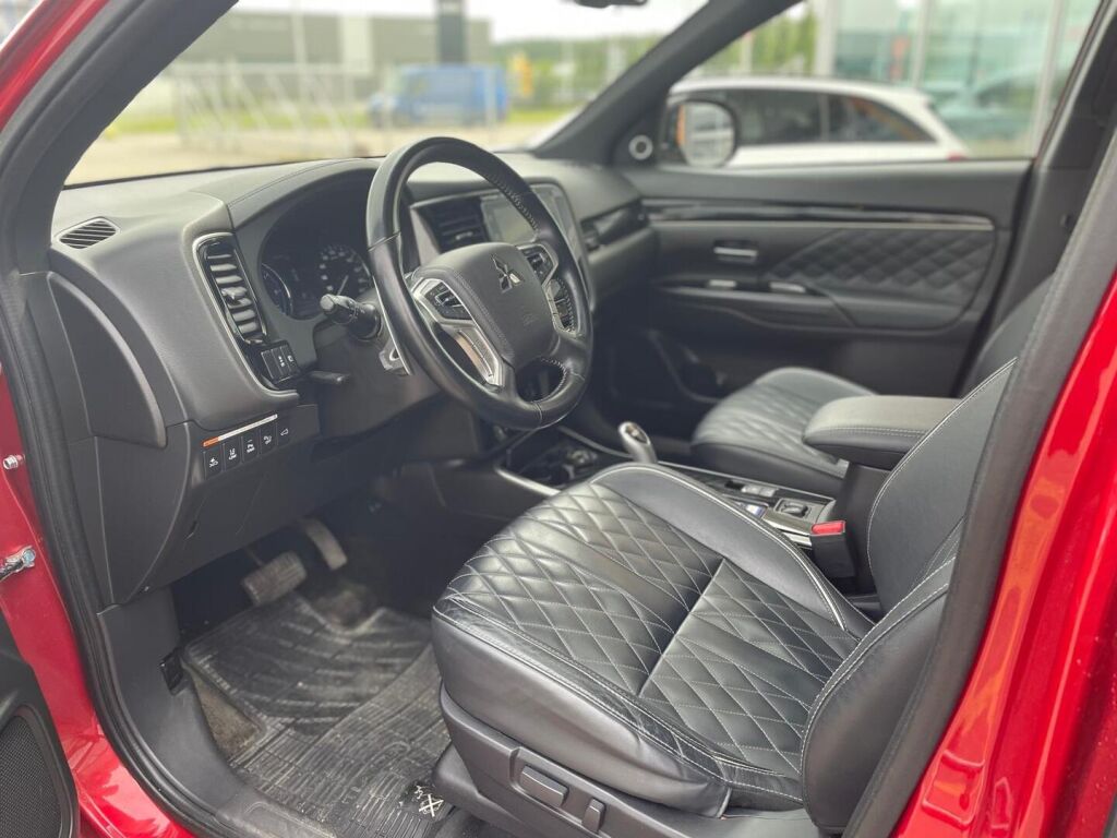 Mitsubishi Outlander PHEV 2019 Instyle 4WD 5P / Suomiauto / Merkkihuollettu / Remote Climate / ACC / Rockford / Kattoluukku / 360° / Nahkaverhoilu