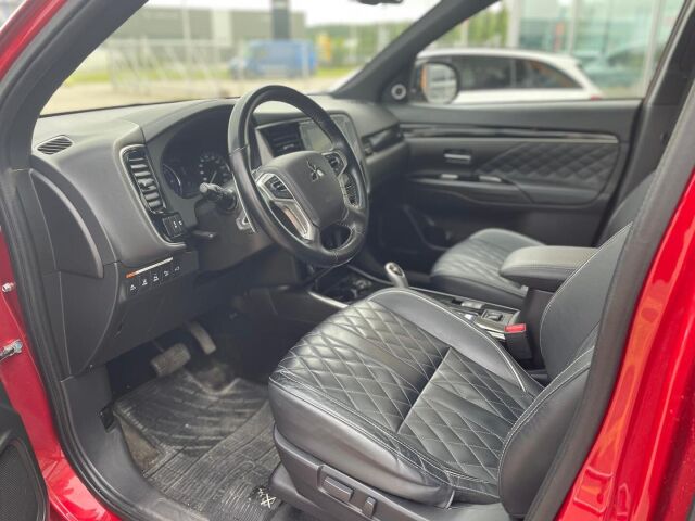 Mitsubishi Outlander PHEV 2019 Instyle 4WD 5P / Suomiauto / Merkkihuollettu / Remote Climate / ACC / Rockford / Kattoluukku / 360° / Nahkaverhoilu