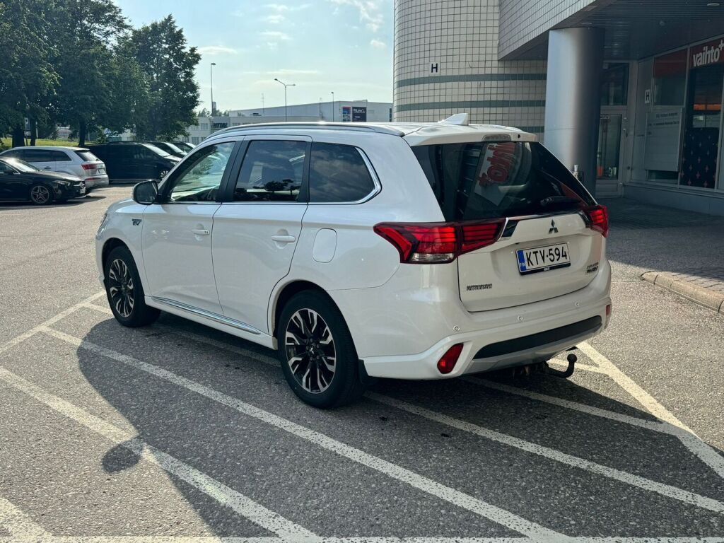 Mitsubishi Outlander PHEV 2017 Instyle Navi 4WD 5P / Adapt. cruise / Nahkaverhoilu / Navingointi / Vetokoukku / Kaistavahti