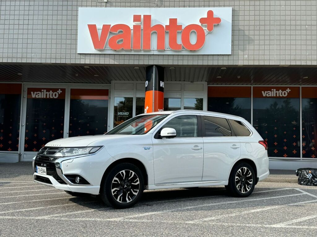 Mitsubishi Outlander PHEV 2017 Instyle Navi 4WD 5P / Adapt. cruise / Nahkaverhoilu / Navingointi / Vetokoukku / Kaistavahti