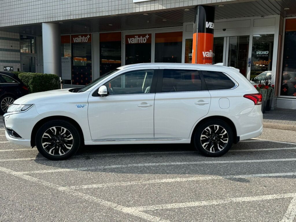 Mitsubishi Outlander PHEV 2017 Instyle Navi 4WD 5P / Adapt. cruise / Nahkaverhoilu / Navingointi / Vetokoukku / Kaistavahti