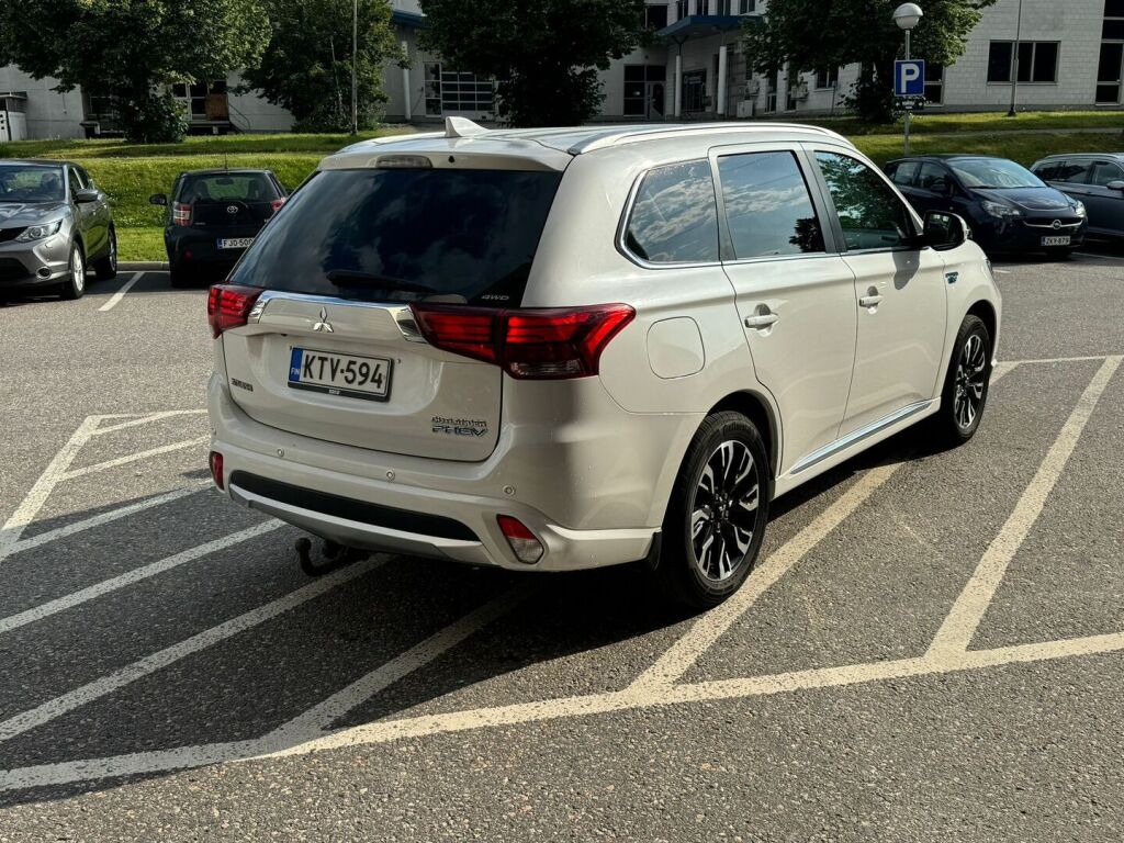Mitsubishi Outlander PHEV 2017 Instyle Navi 4WD 5P / Adapt. cruise / Nahkaverhoilu / Navingointi / Vetokoukku / Kaistavahti