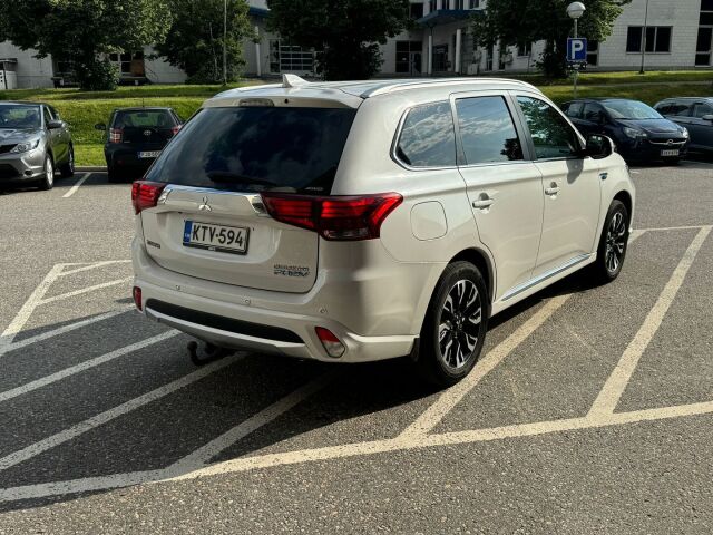 Mitsubishi Outlander PHEV 2017 Instyle Navi 4WD 5P / Adapt. cruise / Nahkaverhoilu / Navingointi / Vetokoukku / Kaistavahti