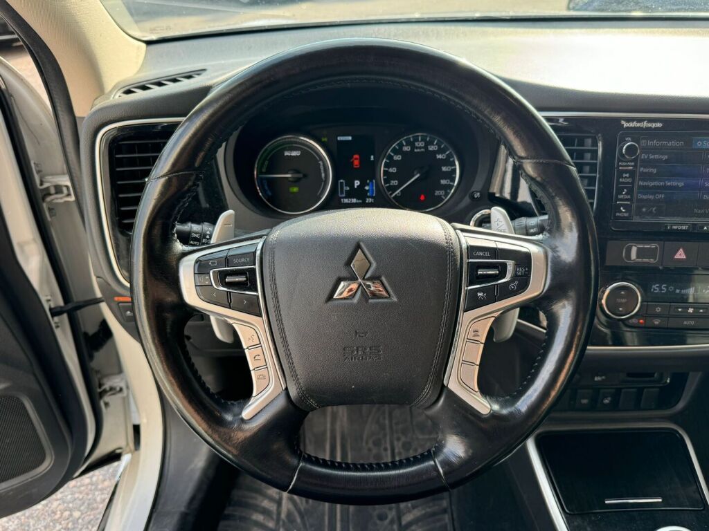 Mitsubishi Outlander PHEV 2017 Instyle Navi 4WD 5P / Adapt. cruise / Nahkaverhoilu / Navingointi / Vetokoukku / Kaistavahti
