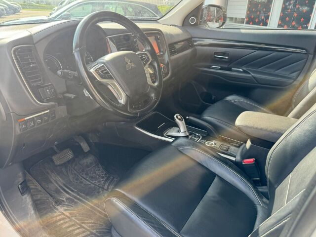 Mitsubishi Outlander PHEV 2017 Instyle Navi 4WD 5P / Adapt. cruise / Nahkaverhoilu / Navingointi / Vetokoukku / Kaistavahti