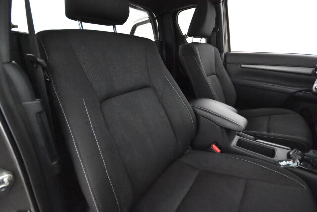 Toyota Hilux 2020 Extra Cab 4WD 2,8D Invincible Automaatti / Adapt. vakkari / ALV / P. kamera / Suomiauto