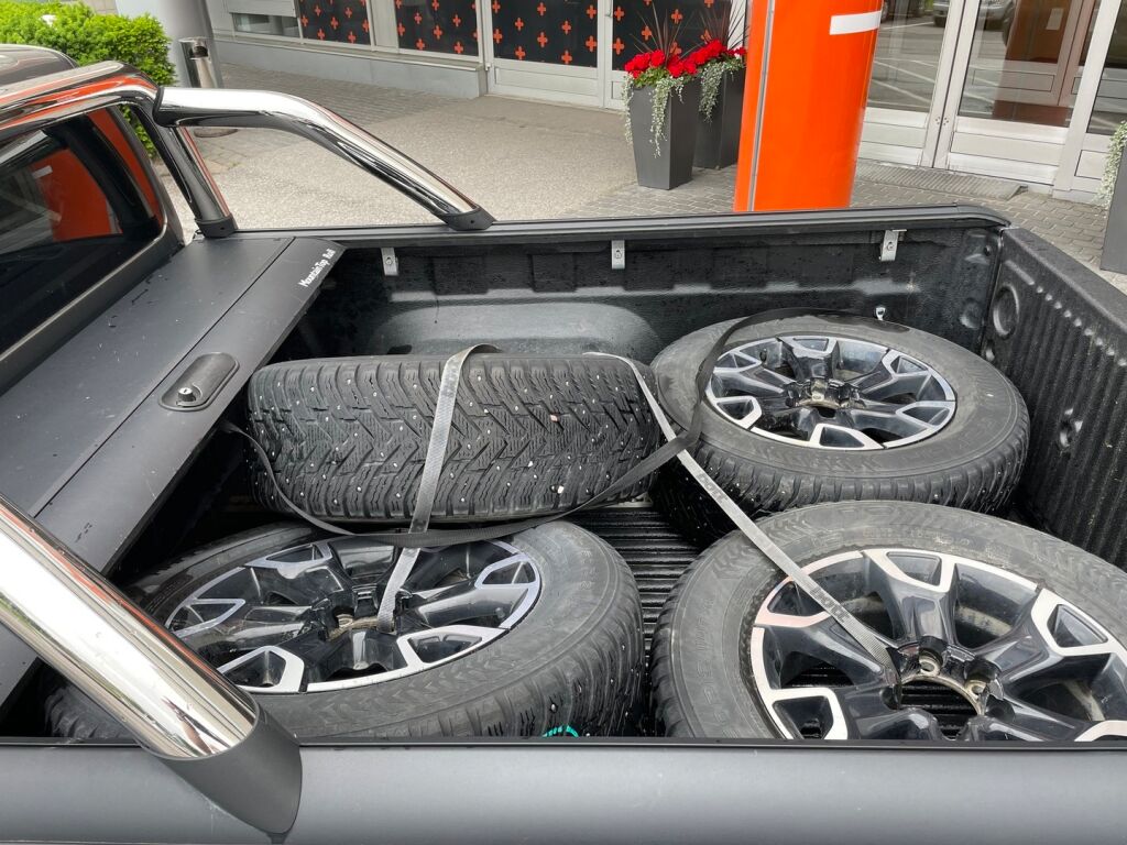Toyota Hilux 2020 Extra Cab 4WD 2,8D Invincible Automaatti / Adapt. vakkari / ALV / P. kamera / Suomiauto