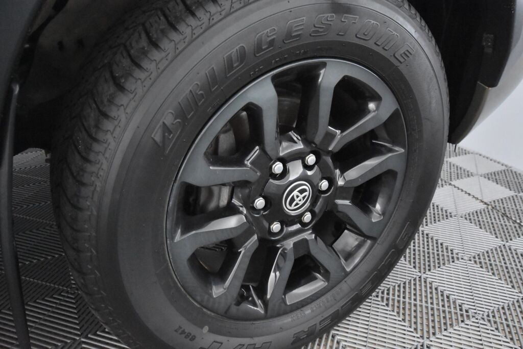 Toyota Hilux 2020 Extra Cab 4WD 2,8D Invincible Automaatti / Adapt. vakkari / ALV / P. kamera / Suomiauto
