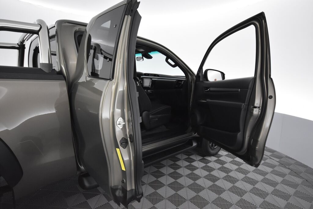 Toyota Hilux 2020 Extra Cab 4WD 2,8D Invincible Automaatti / Adapt. vakkari / ALV / P. kamera / Suomiauto