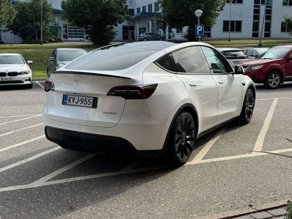 Tesla Model Y 2022 Performance / AMD Ryzen / Ilmalämpöpumppu / Premium audio / Kahdet renkaat vanteineen