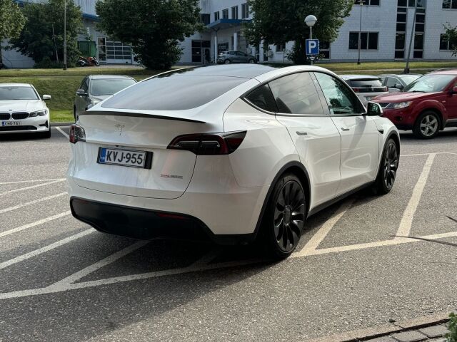 Tesla Model Y 2022 Performance / AMD Ryzen / Ilmalämpöpumppu / Premium audio / Kahdet renkaat vanteineen