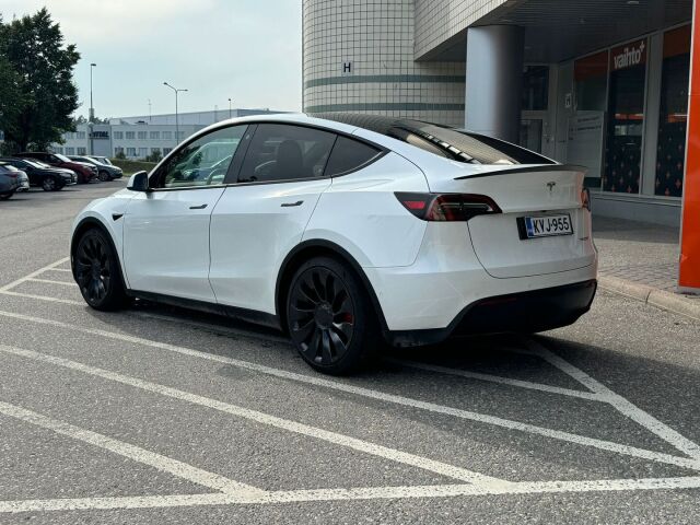 Tesla Model Y 2022 Performance / AMD Ryzen / Ilmalämpöpumppu / Premium audio / Kahdet renkaat vanteineen