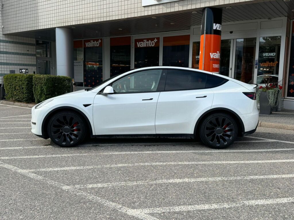 Tesla Model Y 2022 Performance / AMD Ryzen / Ilmalämpöpumppu / Premium audio / Kahdet renkaat vanteineen