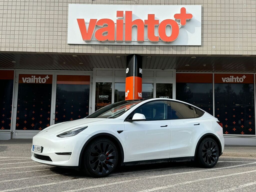 Tesla Model Y 2022 Performance / AMD Ryzen / Ilmalämpöpumppu / Premium audio / Kahdet renkaat vanteineen