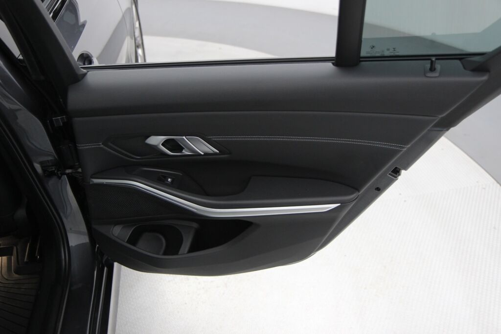BMW 330 2019 G20 Sedan 330e / Sport istuimet / Navi / Kamera / Puolinahat / /