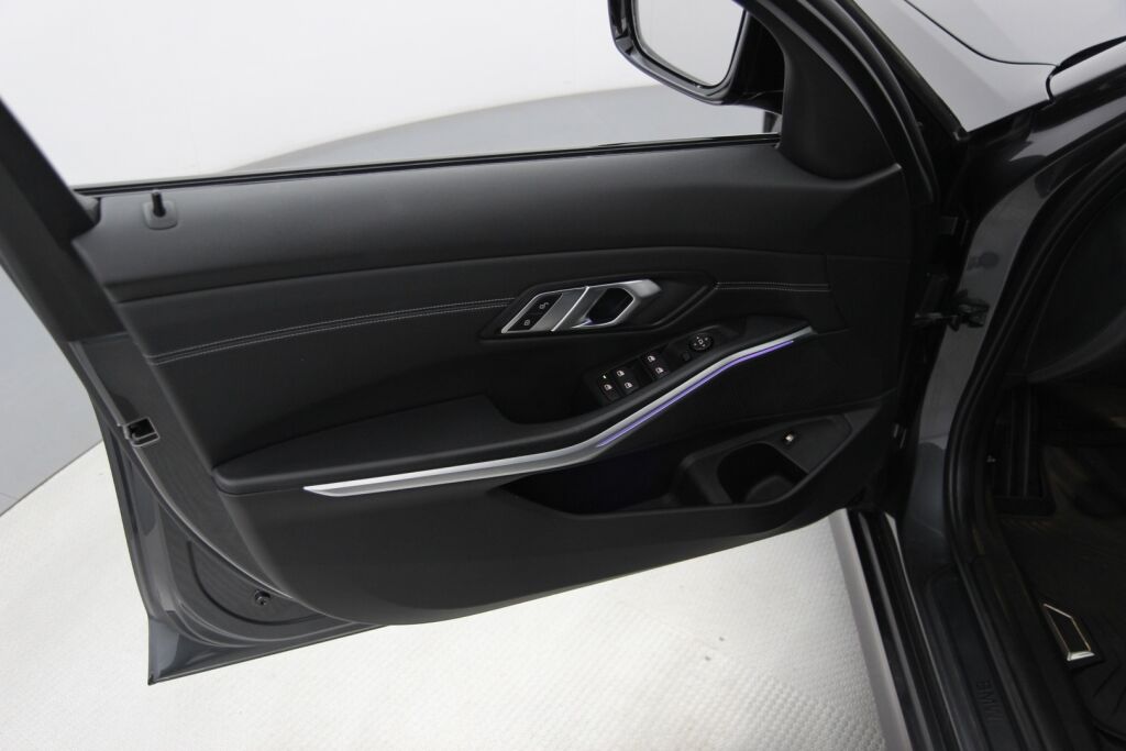 BMW 330 2019 G20 Sedan 330e / Sport istuimet / Navi / Kamera / Puolinahat / /