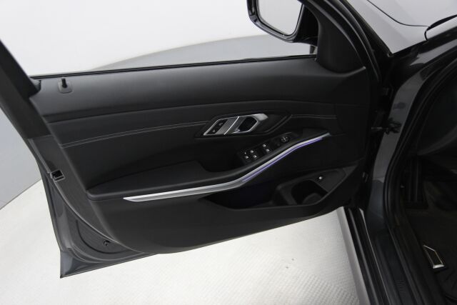 BMW 330 2019 G20 Sedan 330e / Sport istuimet / Navi / Kamera / Puolinahat / /