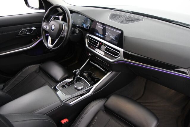 BMW 330 2019 G20 Sedan 330e / Sport istuimet / Navi / Kamera / Puolinahat / /