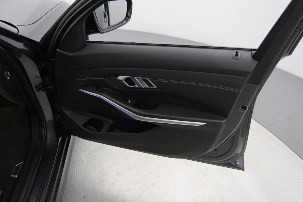 BMW 330 2019 G20 Sedan 330e / Sport istuimet / Navi / Kamera / Puolinahat / /
