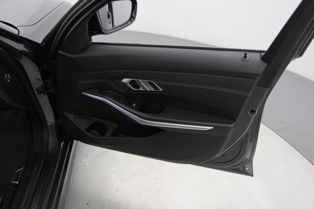 BMW 330 2019 G20 Sedan 330e / Sport istuimet / Navi / Kamera / Puolinahat / /