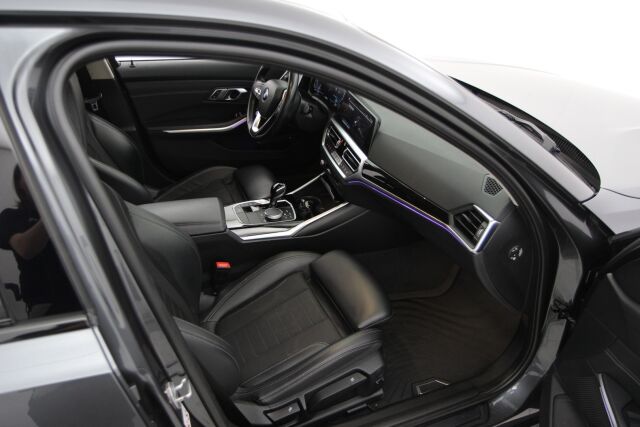 BMW 330 2019 G20 Sedan 330e / Sport istuimet / Navi / Kamera / Puolinahat / /