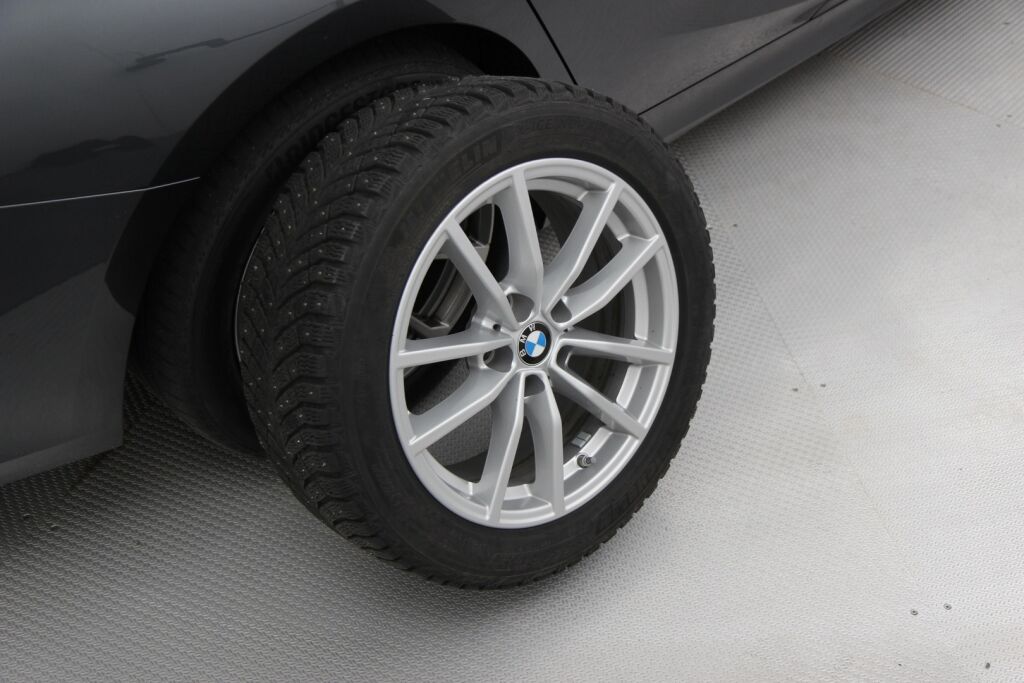 BMW 330 2019 G20 Sedan 330e / Sport istuimet / Navi / Kamera / Puolinahat / /