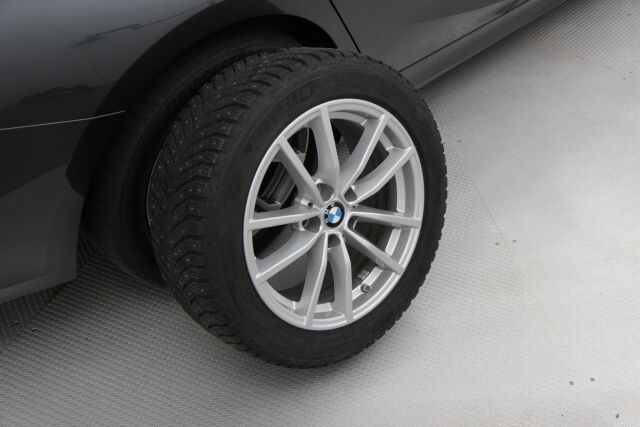 BMW 330 2019 G20 Sedan 330e / Sport istuimet / Navi / Kamera / Puolinahat / /