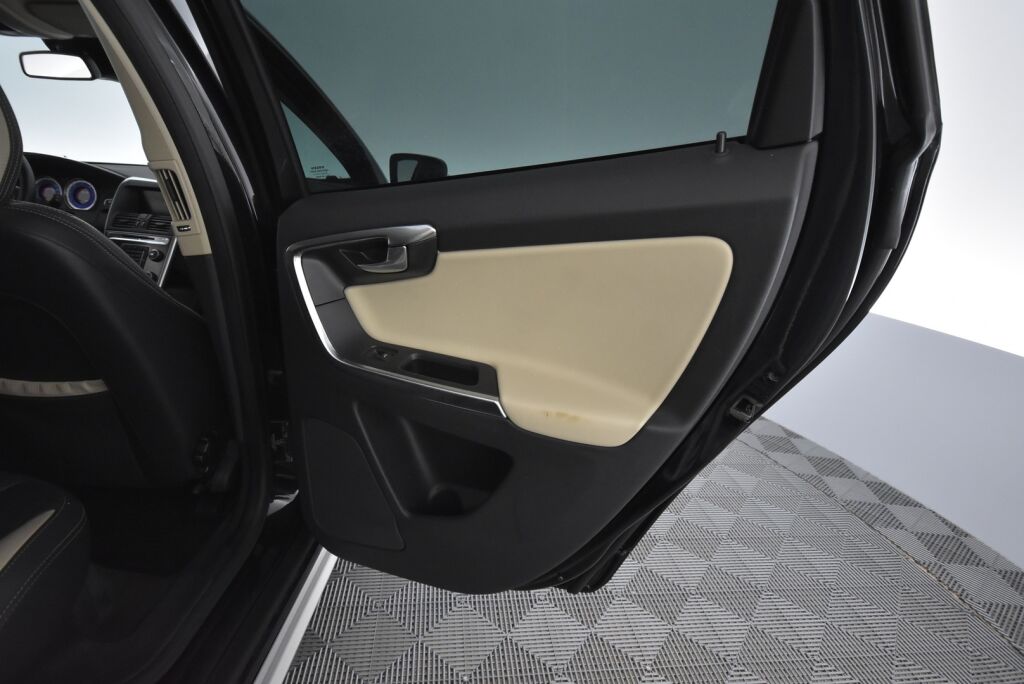 Volvo XC60 2013 D4 AWD R-Design Business aut / Nahkaverhoilu/ Koukku