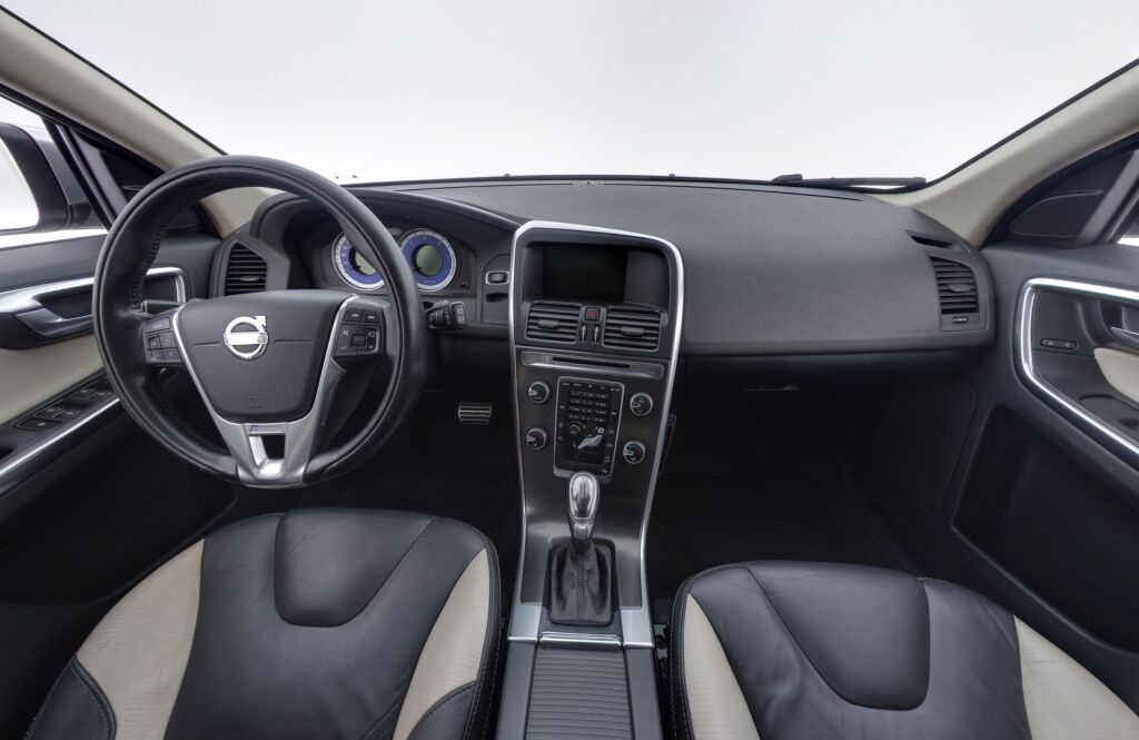 Volvo XC60 2013 D4 AWD R-Design Business aut / Nahkaverhoilu/ Koukku