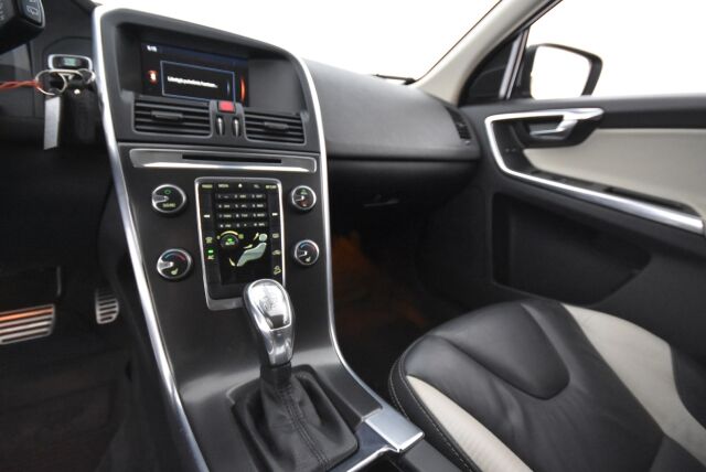 Volvo XC60 2013 D4 AWD R-Design Business aut / Nahkaverhoilu/ Koukku