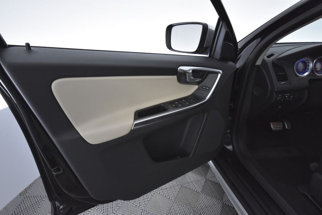 Volvo XC60 2013 D4 AWD R-Design Business aut / Nahkaverhoilu/ Koukku