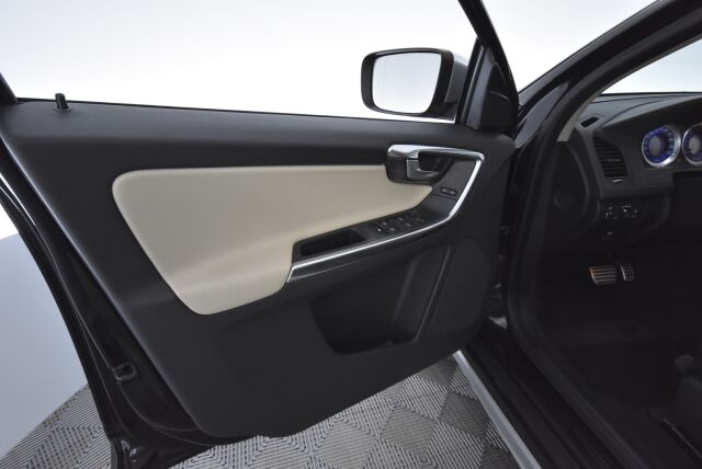 Volvo XC60 2013 D4 AWD R-Design Business aut / Nahkaverhoilu/ Koukku