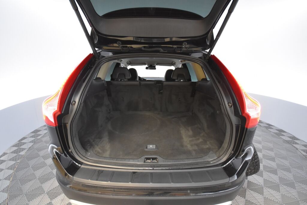 Volvo XC60 2013 D4 AWD R-Design Business aut / Nahkaverhoilu/ Koukku