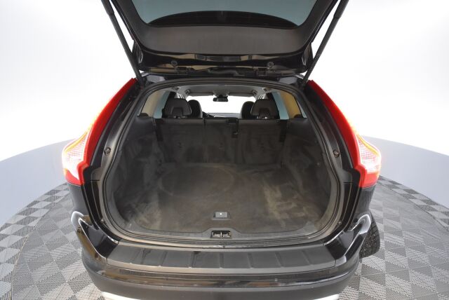 Volvo XC60 2013 D4 AWD R-Design Business aut / Nahkaverhoilu/ Koukku