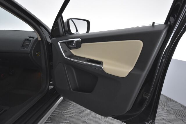 Volvo XC60 2013 D4 AWD R-Design Business aut / Nahkaverhoilu/ Koukku