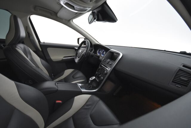 Volvo XC60 2013 D4 AWD R-Design Business aut / Nahkaverhoilu/ Koukku