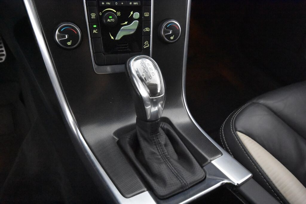 Volvo XC60 2013 D4 AWD R-Design Business aut / Nahkaverhoilu/ Koukku
