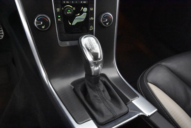 Volvo XC60 2013 D4 AWD R-Design Business aut / Nahkaverhoilu/ Koukku
