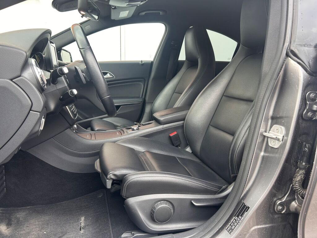 Mercedes-Benz CLA 2016 180 A Premium Business / 2-om. Suomiauto / Merkkihuollettu / Night / ILS / Sporttinahat