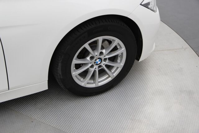 BMW 318 2017 F30 Sedan 318i Business Exclusive Edition / Nahat / Suomiauto / M-Sport ratti / Tutkat