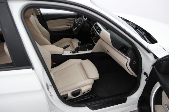 BMW 318 2017 F30 Sedan 318i Business Exclusive Edition / Nahat / Suomiauto / M-Sport ratti / Tutkat