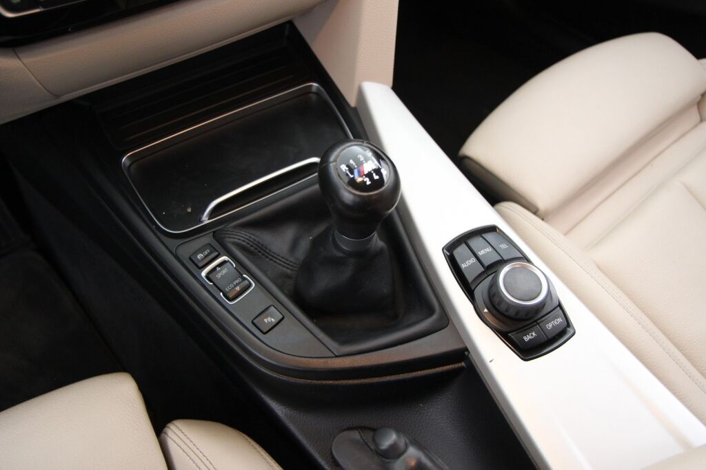 BMW 318 2017 F30 Sedan 318i Business Exclusive Edition / Nahat / Suomiauto / M-Sport ratti / Tutkat