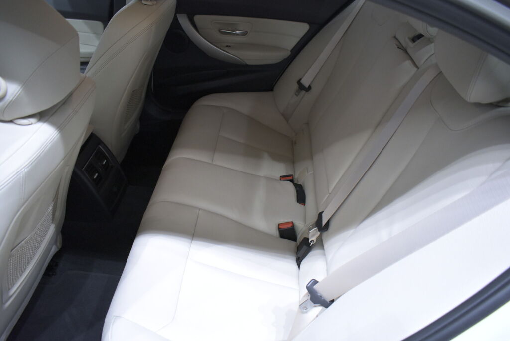 BMW 318 2017 F30 Sedan 318i Business Exclusive Edition / Nahat / Suomiauto / M-Sport ratti / Tutkat