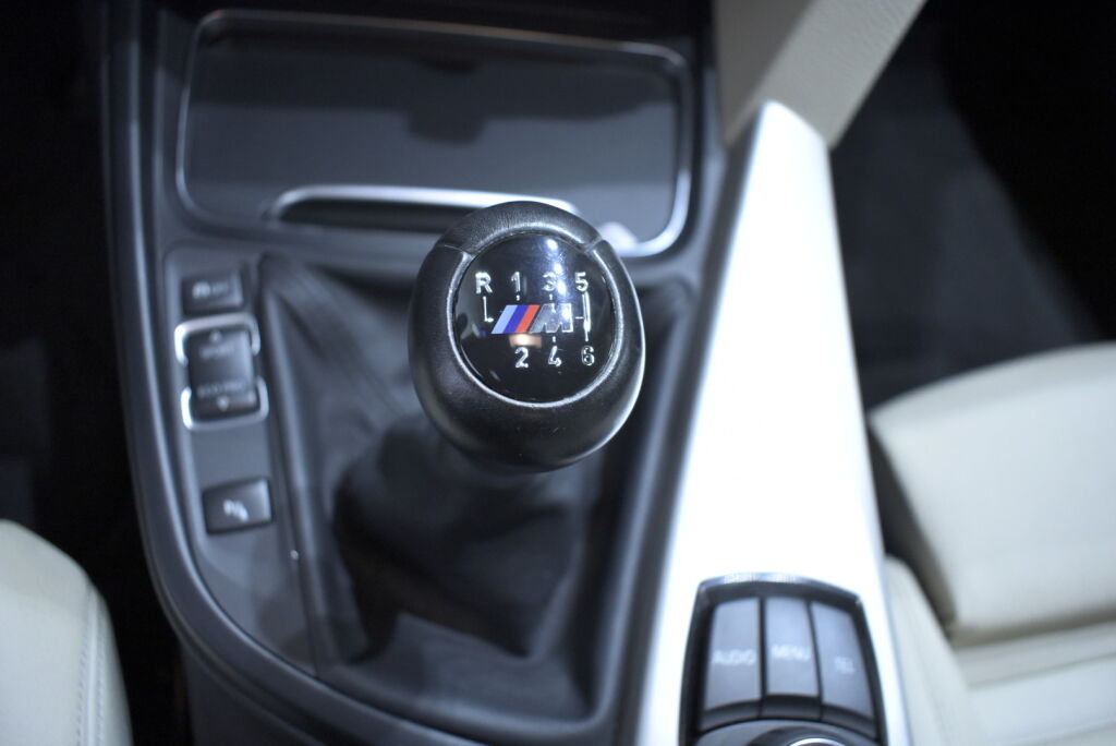 BMW 318 2017 F30 Sedan 318i Business Exclusive Edition / Nahat / Suomiauto / M-Sport ratti / Tutkat
